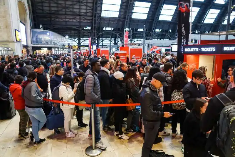 ritardi alla stazione centrale di milano dopo il deragliamento a firenze   12