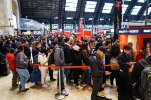 ritardi alla stazione centrale di milano dopo il deragliamento a firenze 12