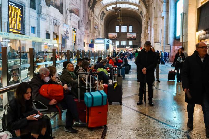 ritardi alla stazione centrale di milano dopo il deragliamento a firenze 13