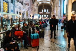 ritardi alla stazione centrale di milano dopo il deragliamento a firenze 13