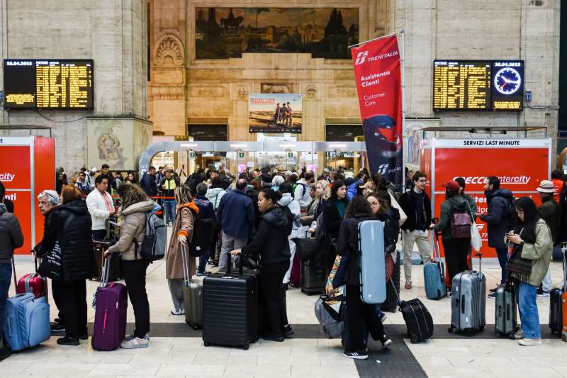 ritardi alla stazione centrale di milano dopo il deragliamento a firenze 14