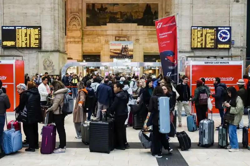 ritardi alla stazione centrale di milano dopo il deragliamento a firenze   14