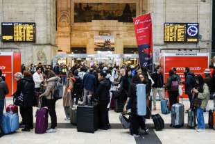 ritardi alla stazione centrale di milano dopo il deragliamento a firenze 14