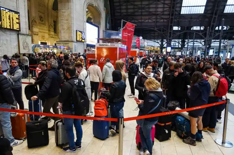 ritardi alla stazione centrale di milano dopo il deragliamento a firenze   2