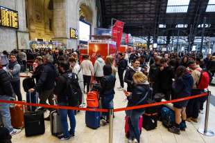 ritardi alla stazione centrale di milano dopo il deragliamento a firenze 2