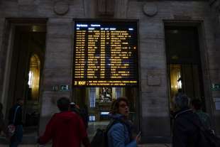 ritardi alla stazione centrale di milano dopo il deragliamento a firenze 3