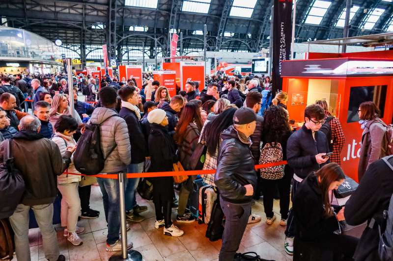 ritardi alla stazione centrale di milano dopo il deragliamento a firenze 4