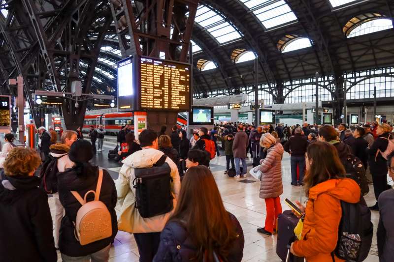 ritardi alla stazione centrale di milano dopo il deragliamento a firenze 5