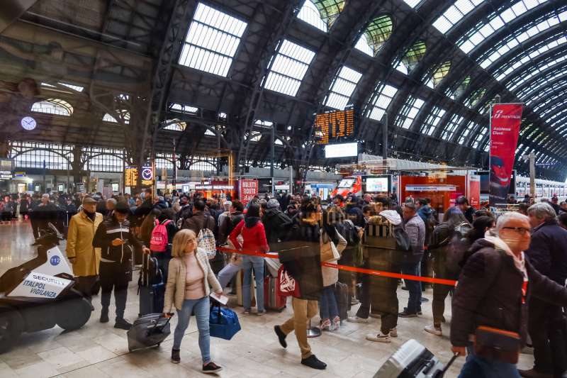 ritardi alla stazione centrale di milano dopo il deragliamento a firenze 6