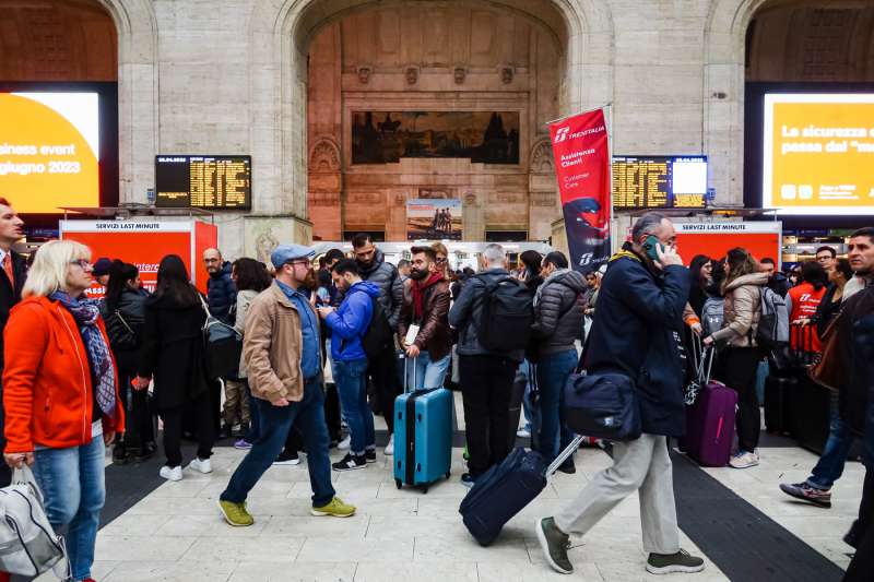 ritardi alla stazione centrale di milano dopo il deragliamento a firenze 7