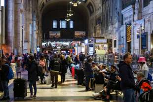 ritardi alla stazione centrale di milano dopo il deragliamento a firenze 8