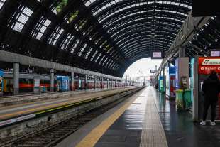 ritardi alla stazione centrale di milano dopo il deragliamento a firenze 9