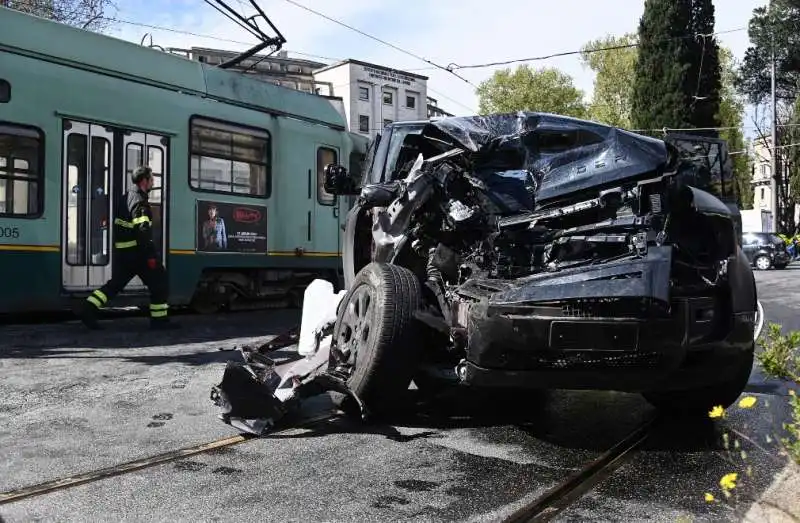 roma   il suv di ciro immobile si schianta contro un tram   11