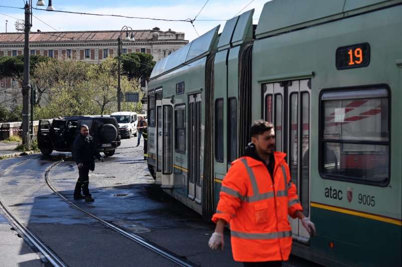 roma il suv di ciro immobile si schianta contro un tram 14