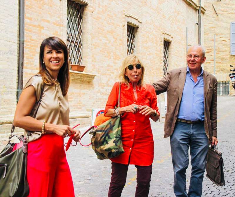 sandra amurri con i suoi avvocati simona cardinali e francesco de minicis a fermo