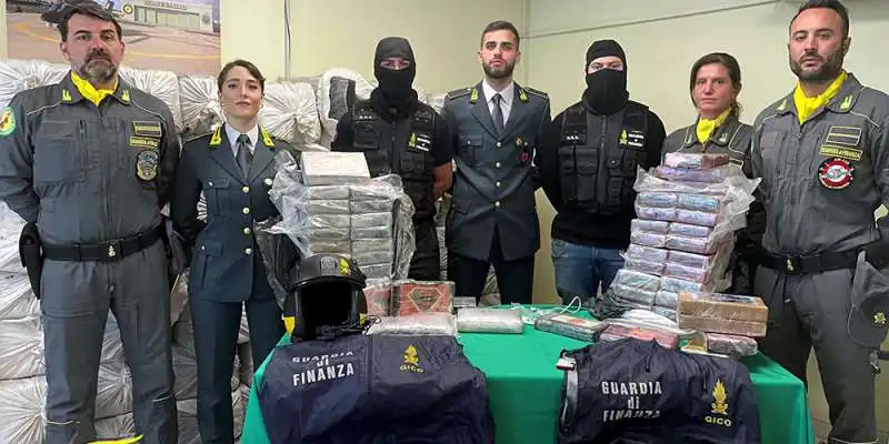 SEQUESTRATE 2 TONNELLATE DI COCAINA AL LARGO DI CATANIA 