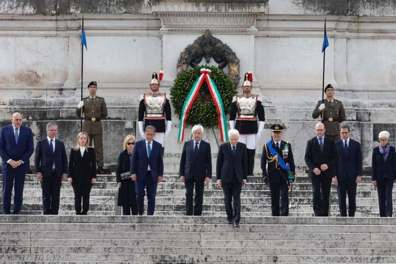 sergio mattarella all altare della patria 25 aprile 2023 1