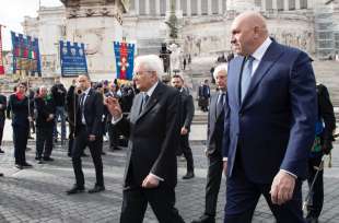 sergio mattarella guido crosetto all altare della patria 25 aprile 2023