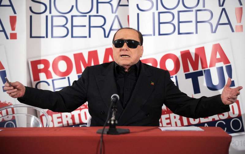 silvio berlusconi con gli occhiali da sole