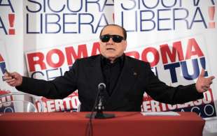 silvio berlusconi con gli occhiali da sole