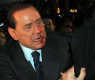 silvio berlusconi dopo il lancio della statuetta