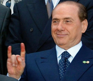 silvio berlusconi fa le corna