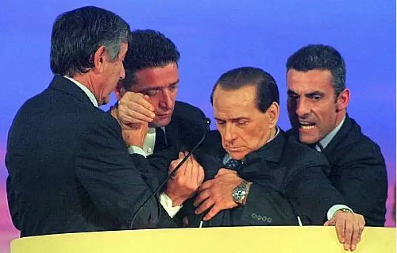 silvio berlusconi sviene