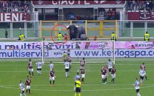 steward colpito da pallonata di candreva