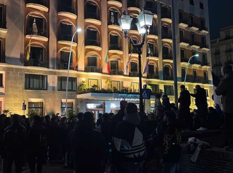 tifosi del napoli sotto albergo del milan