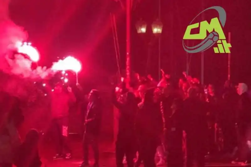 tifosi del napoli sotto albergo del milan 