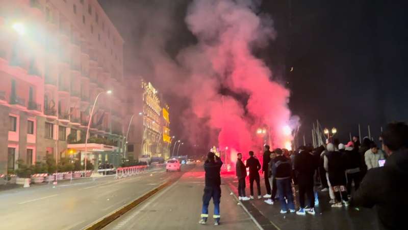 tifosi del napoli sotto albergo del milan