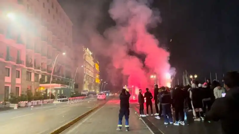 tifosi del napoli sotto albergo del milan 