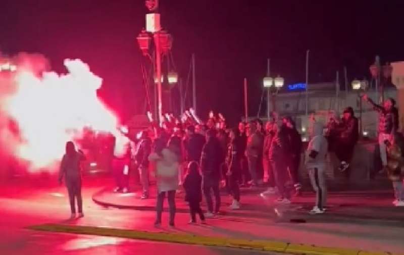 tifosi del napoli sotto albergo del milan