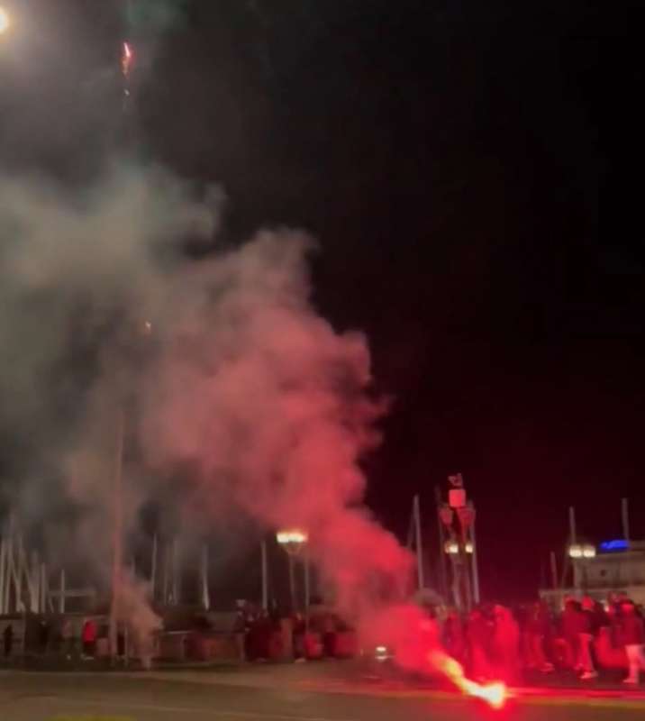 tifosi del napoli sotto albergo del milan