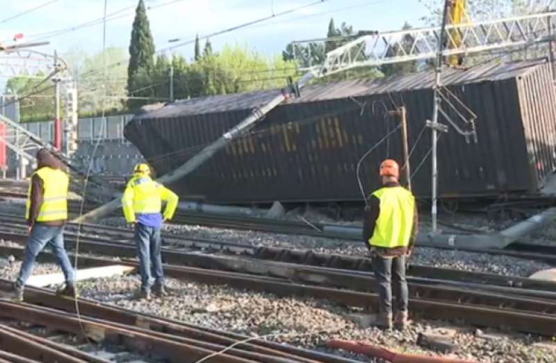 treno merci deragliato vicino a firenze