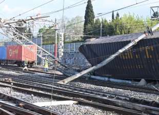 treno merci deragliato vicino a firenze