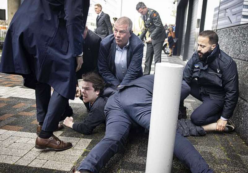 uomo corre verso emmanuel macron ad amsterdam 2