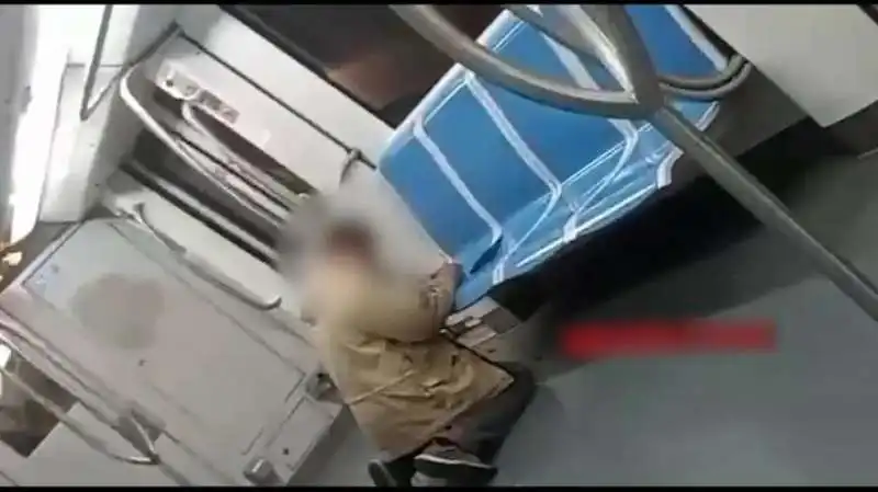 uomo sniffa cocaina sul sedile della metro  