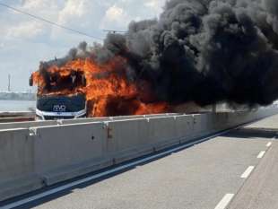 venezia autobus in fiamme sul ponte della liberta 1