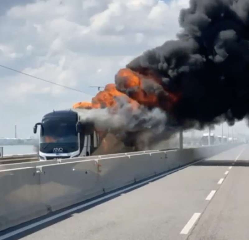 venezia autobus in fiamme sul ponte della liberta 2