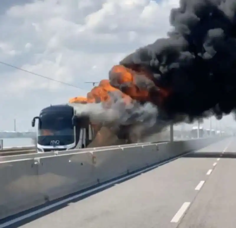 venezia   autobus in fiamme sul ponte della liberta   2