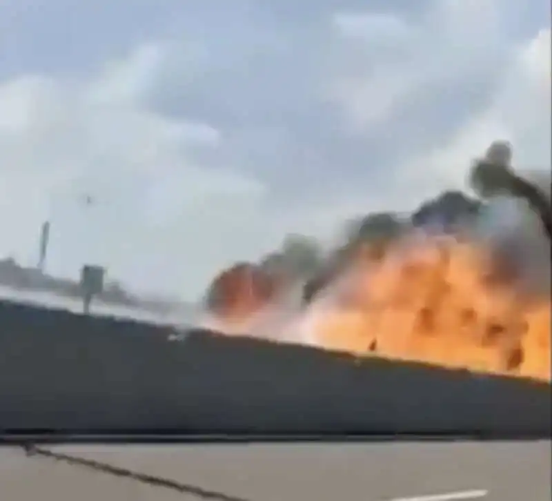 venezia   autobus in fiamme sul ponte della liberta   3