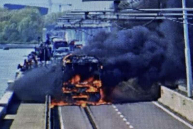 venezia autobus in fiamme sul ponte della liberta 8