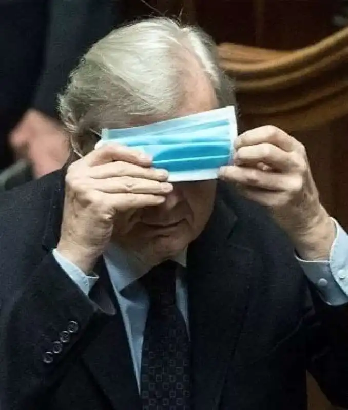 vittorio sgarbi con la mascherina in testa