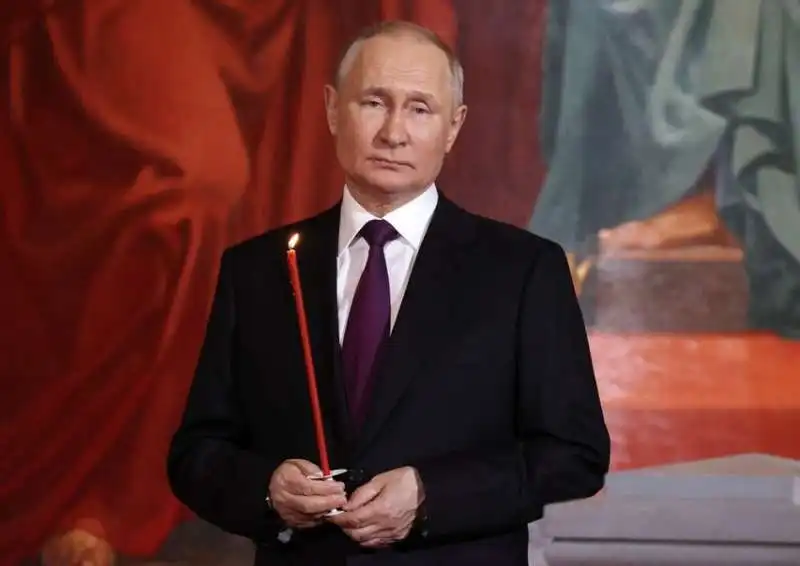 vladimir putin nella cattedrale di mosca   pasqua ortodossa 2023   1