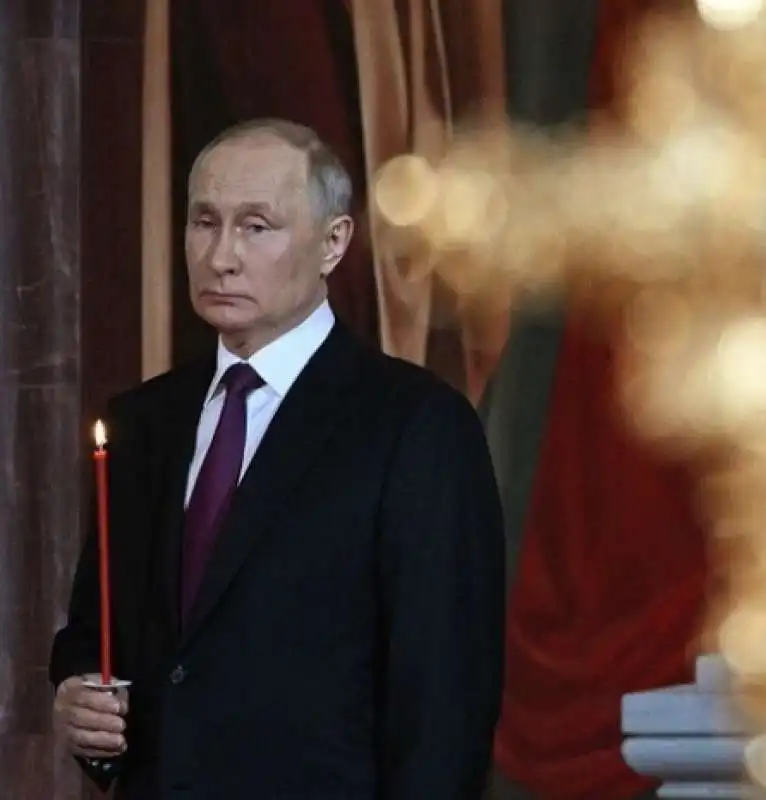 vladimir putin nella cattedrale di mosca   pasqua ortodossa 2023   3