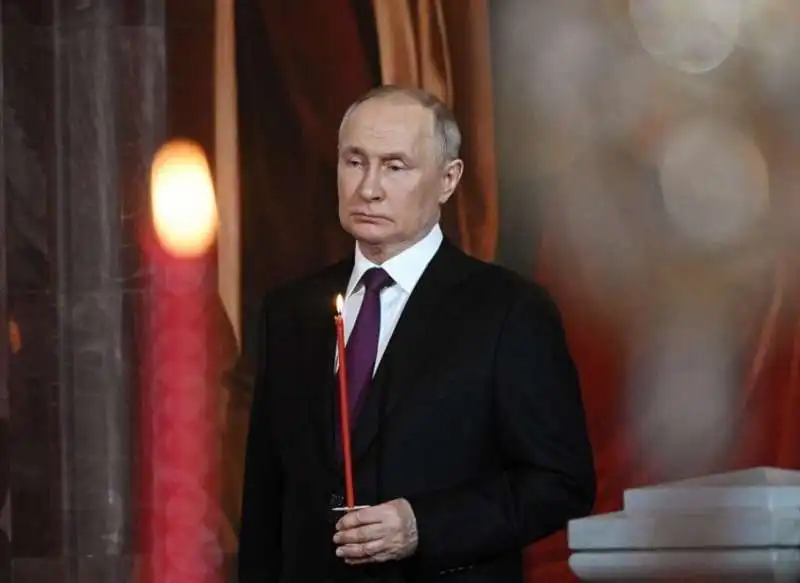 vladimir putin nella cattedrale di mosca   pasqua ortodossa 2023   4