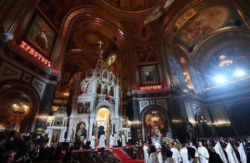 vladimir putin nella cattedrale di mosca pasqua ortodossa 2023 5