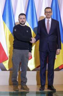 volodymyr zelensky con mateusz morawiecki a varsavia