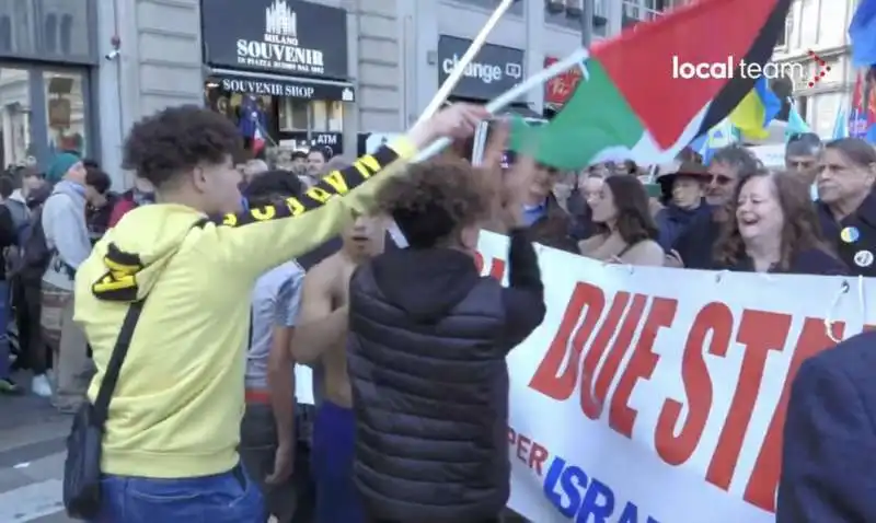 aggressione alla brigata ebraica   corteo del 25 aprile a milano   12